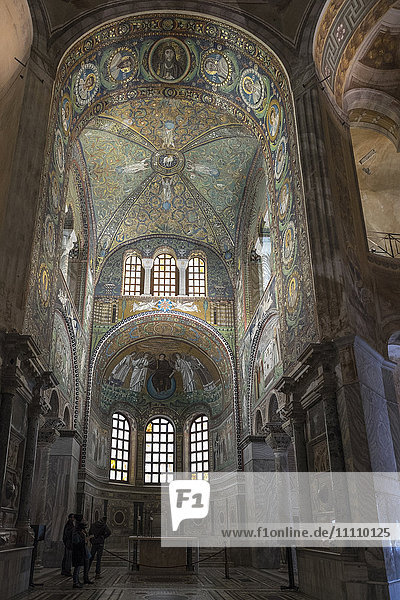 Italien  Emilia-Romagna  Ravenna  Die Basilika San Vitale ist eines der bedeutendsten Denkmäler der frühchristlichen Kunst in Italien. Die achteckige Kirche wurde 548 von Erzbischof Maximian geweiht.