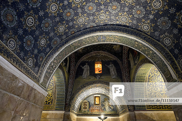 Italien  Emilia-Romagna  Ravenna  Das Mausoleum der Galla Placidia (386-452)  Schwester des römischen Kaisers Honorius  ist ein christliches Grabdenkmal. Mosaike