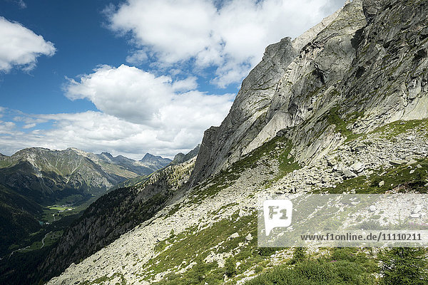 Schweiz  Schweizer Alpen  Bergell vom Albigna-Staudamm  Pizzo Balzetslope
