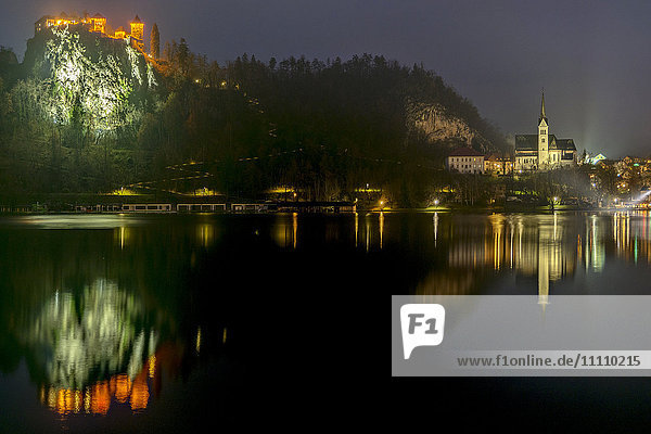 Slowenien  Bleder See  Burg und Stadt Bled bei Nacht