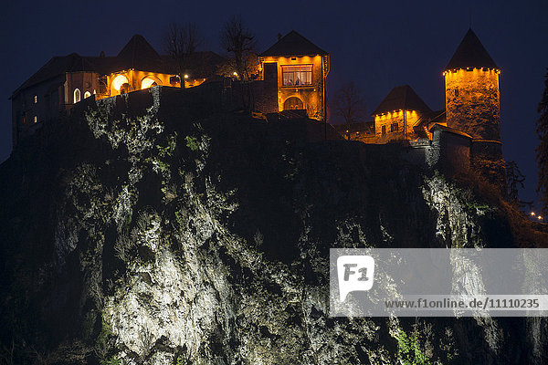 Slowenien  Bleder See und Burg bei Nacht