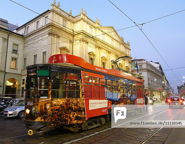 Italien  Lombardei  Mailand  eine Straßenbahn fährt vor dem Scala-Theater vorbei
