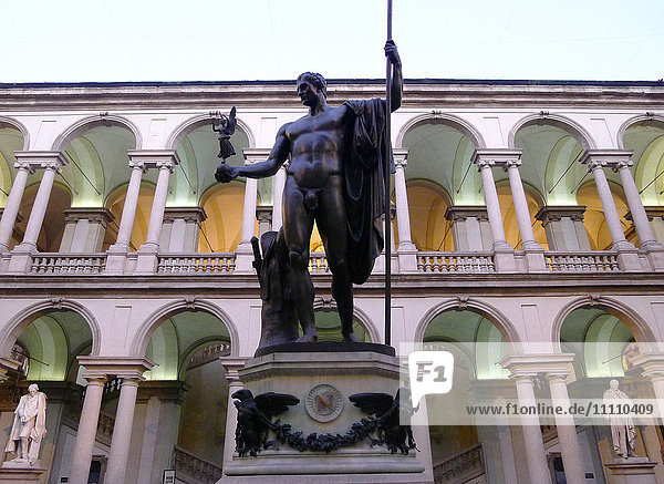 Europa  Italien  Lombardei  Mailand  Kunstakademie Brera  Innenhof mit Napoleon-Statue von Antonio Canova