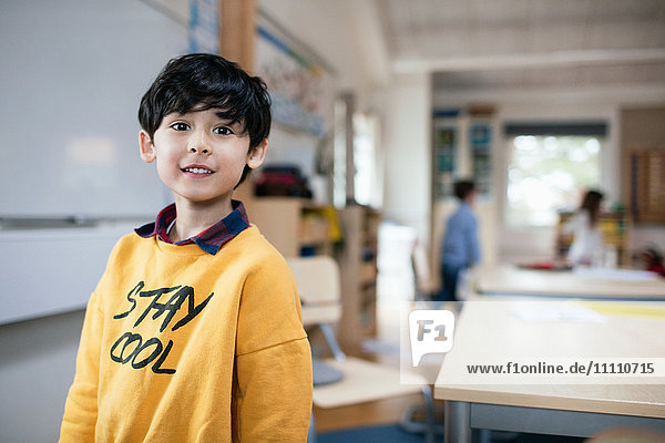 Porträt eines Jungen  der im Klassenzimmer steht