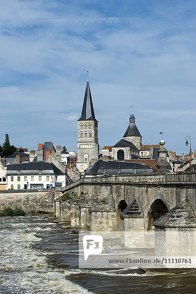 Europa  Frankreich  Region Nievre  La Charite sur Loire  Kathedrale Notre Dame