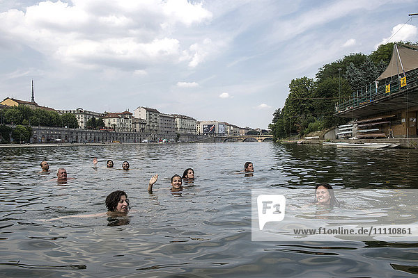 Italien  Piemont  Turin  Schwimmen im Fluss Po