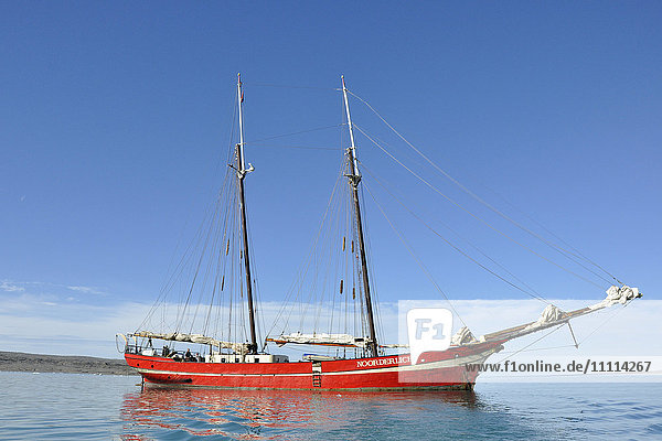Norwegen  Svalbard Inseln  Spitzbergen Insel  Segelschiff