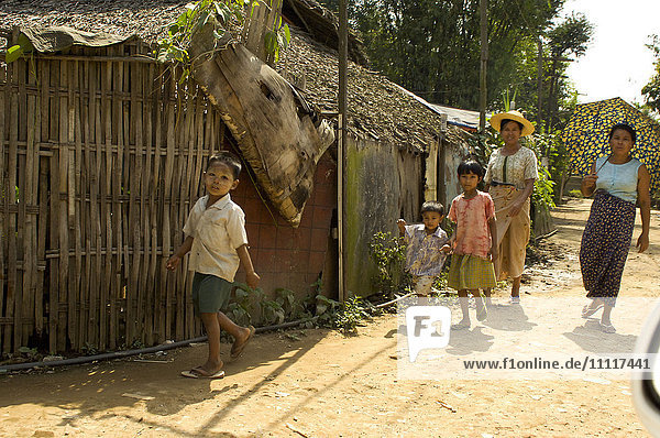 Asien  Myanmar  Yangon  Frau und Frauen und Kinder