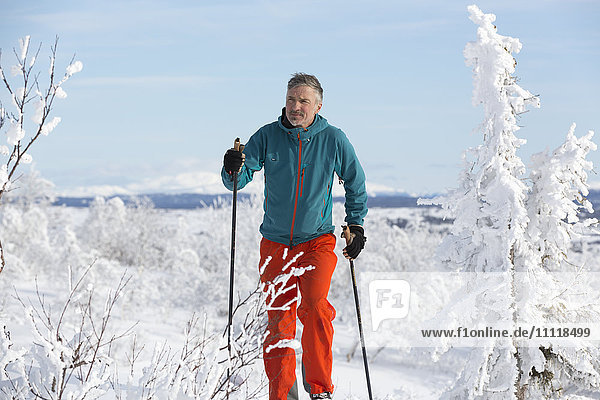 Mann beim Skifahren