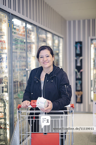 Frau beim Einkaufen von Lebensmitteln