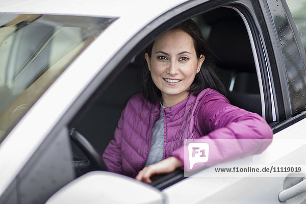 Lächelnde Frau im Auto
