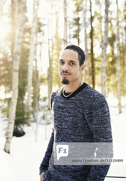Schweden, Vasterbotten, Umea, Porträt des Menschen im Winterwald