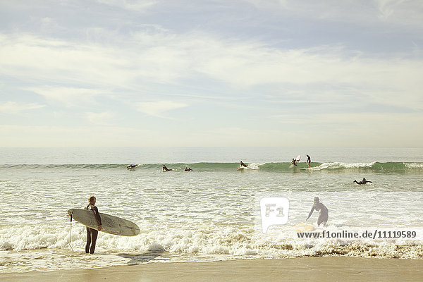 USA,  Kalifornien,  Los Angeles,  Venedig,  Surfer beim Waten im Meer