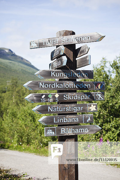 Schweden Lappland Abisko Holzwegweiser entlang des unbefestigten Weges