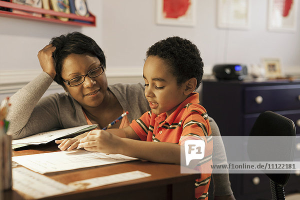 Mutter hilft Sohn bei den Hausaufgaben