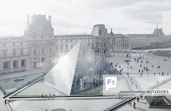 Louvre museum and courtyard  Paris  Ile de France  France