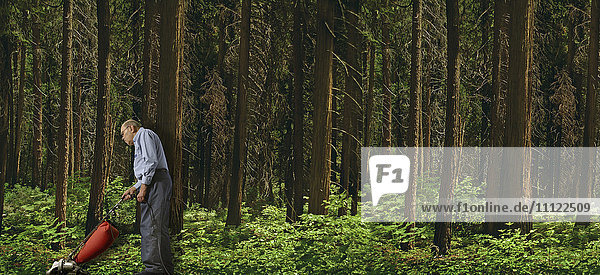 Kaukasischer Mann beim Staubsaugen des Waldbodens
