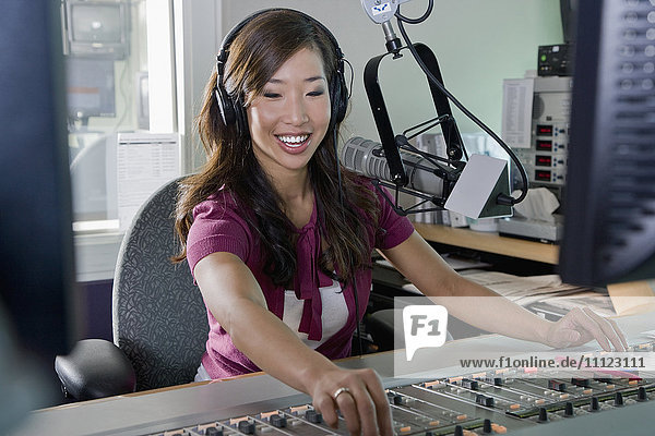 Asiatischer DJ bei einem Radiosender