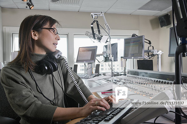 Asiatischer DJ bei einem Radiosender