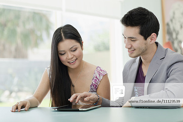 Ehepaar benutzt gemeinsam ein digitales Tablet