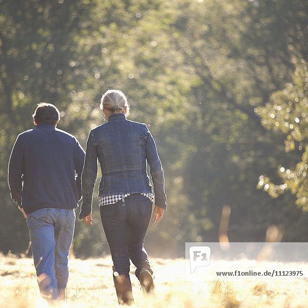 Kaukasisches Paar geht gemeinsam im Freien spazieren