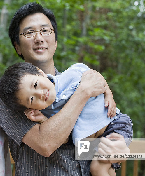 Asiatischer Vater mit Sohn