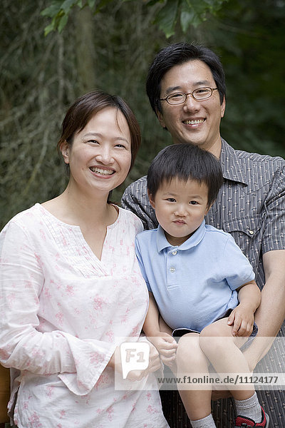 Lächelnde asiatische Familie