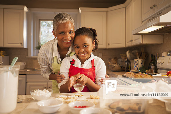 Frau und Enkelin beim Backen in der Küche