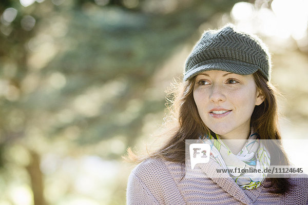 Kaukasische Frau mit Mütze im Freien