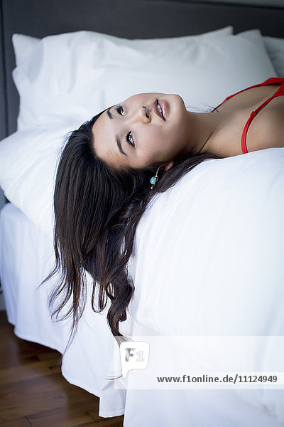 Japanische Frau auf dem Bett liegend