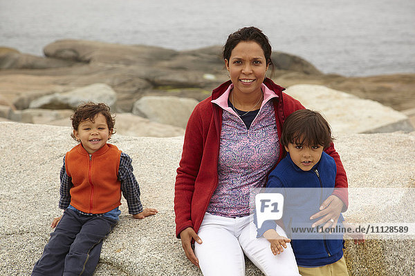 Mutter und Jungen genießen den Strand