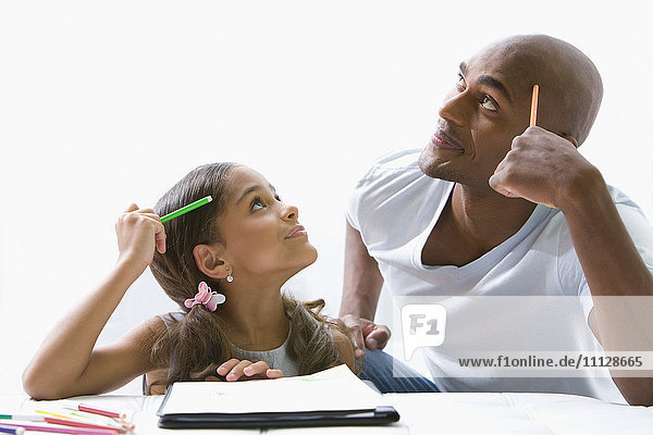 Gemischtrassiger Vater hilft Tochter bei den Hausaufgaben