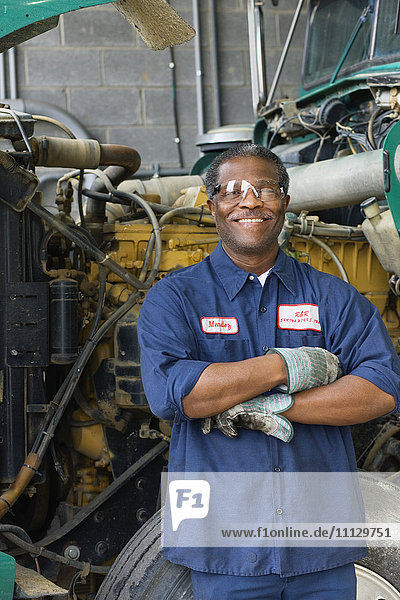 Afrikanischer Mechaniker in einer Reparaturwerkstatt