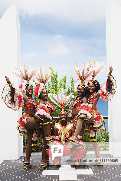 Afrikanische Gruppe in traditioneller Kleidung