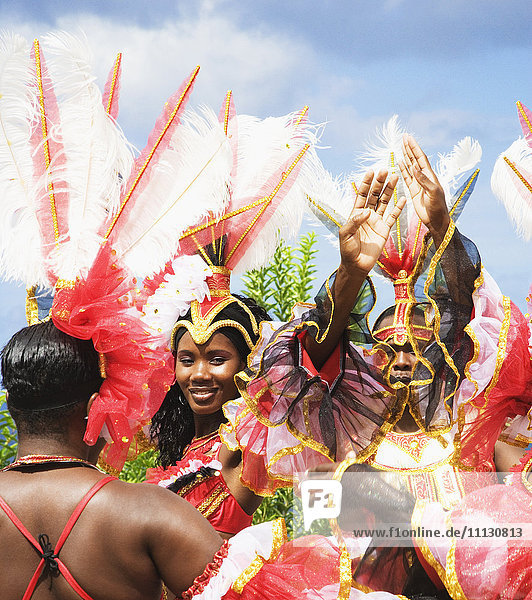 Afrikanische Tanzgruppe in traditioneller Kleidung
