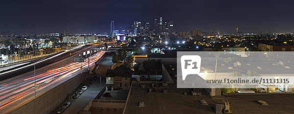 Stadt und Landstraße bei Nacht