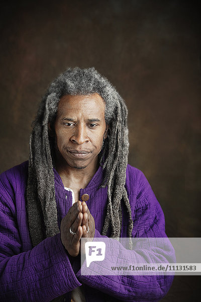 Afrikanischer Mann mit Dreadlocks beim Gebet