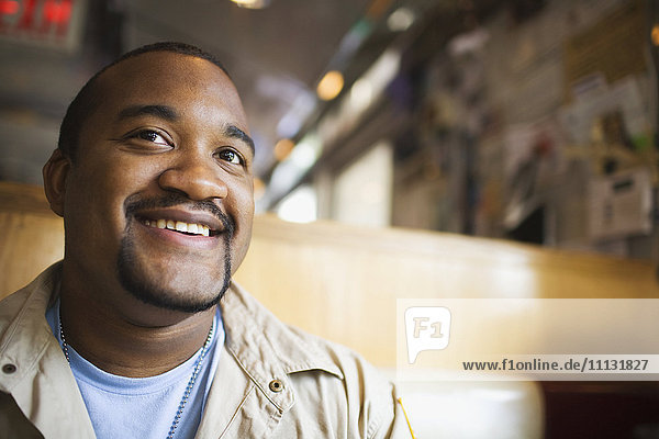 Afrikanischer Mann lächelt im Diner