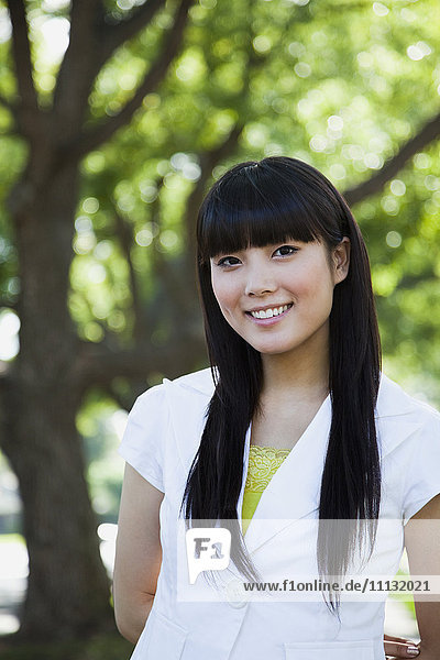 Asiatische Frau lächelnd im Park