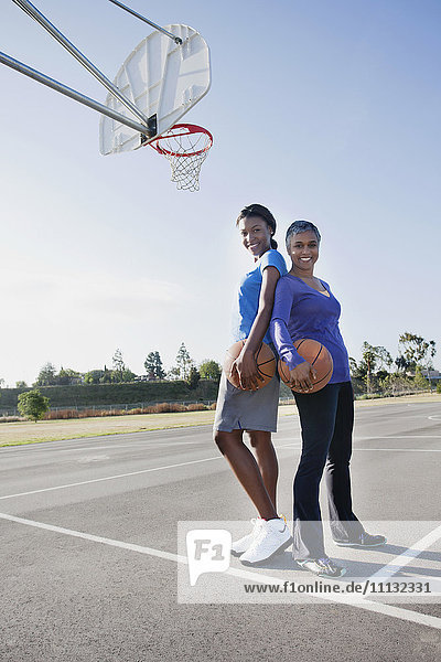 Mutter und Tochter spielen Basketball
