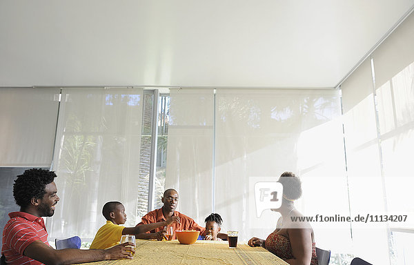 Schwarze Familie beim Essen am Esszimmertisch