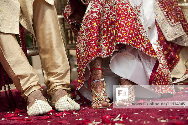 Indische Braut und Bräutigam in traditioneller Kleidung
