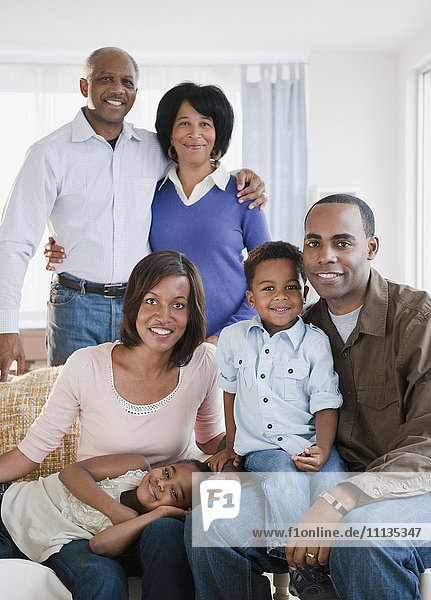 Afroamerikanische Familie sitzt im Wohnzimmer