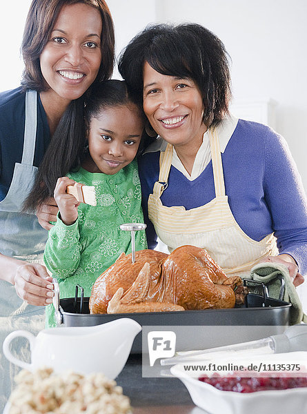 Schwarze Familie bereitet Thanksgiving-Essen vor