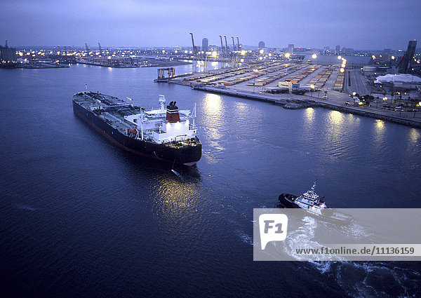 Schlepper und Containerschiff im Hafen von Long Beach