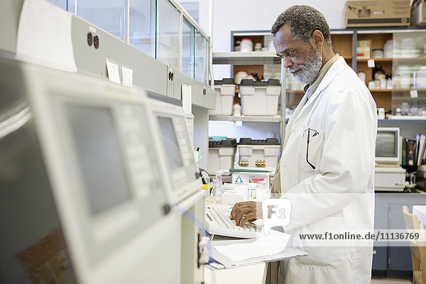 Afroamerikanischer Wissenschaftler  der im Labor arbeitet