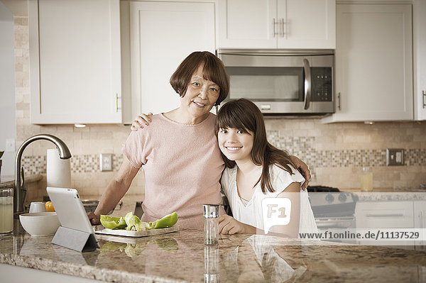 Großmutter und Enkelin bereiten Essen zu