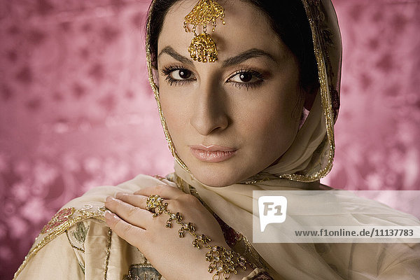 Frau aus dem Nahen Osten in traditioneller Kleidung