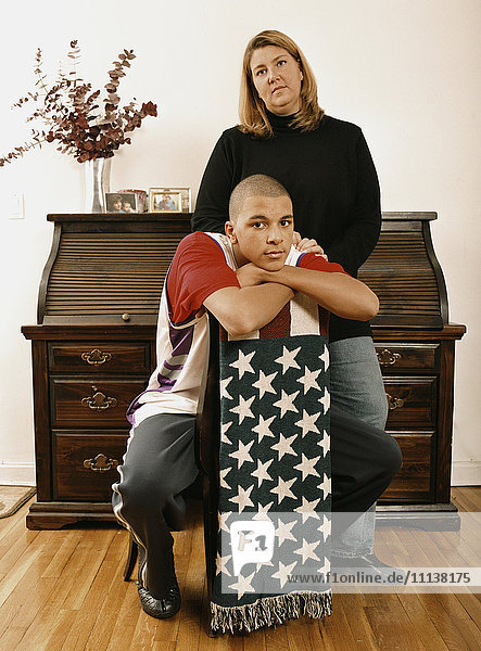 Mutter und Sohn posieren mit einer Decke mit amerikanischer Flagge