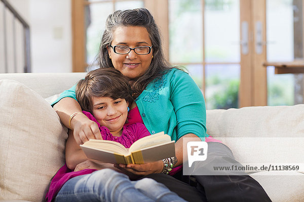 Mutter und Tochter lesen gemeinsam ein Buch